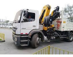 Alquiler de Camión Grúa / Grúa Automática 8 tons con el Boom recogido y alcance de 14 mts, Capacidad de 30.000 lbs. en MARISCAL LUZURIAGA LLUMPA, Ancash, Perú